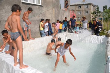 Hakkari-Yüksekovalı Çocuklar Kendi Yaptıkları Havuzda Serinledi