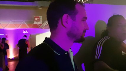 Ardentes 2017: Sean Paul reçoit une vareuse du Standard dans sa loge!