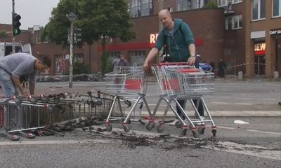 Warga dan Petugas Bersihkan Sisa Puing Demo Jerman