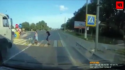 Des piétons sauvés de la mort par un klaxon... Good Karma