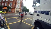 Ce cycliste a eu très chaud aux fesses, frolé par un camion