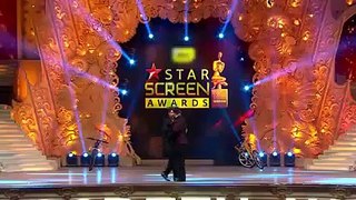 shahrukh khan and salman khan together in award show 2017!! fun between SRK and SALMAN