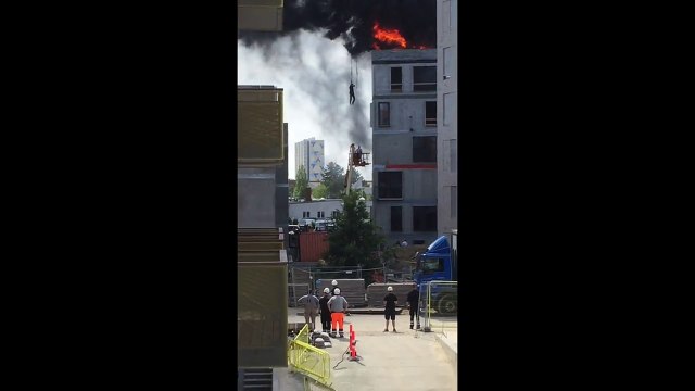 Sauvé d'un incendie d'immeuble par une grue de chantier !