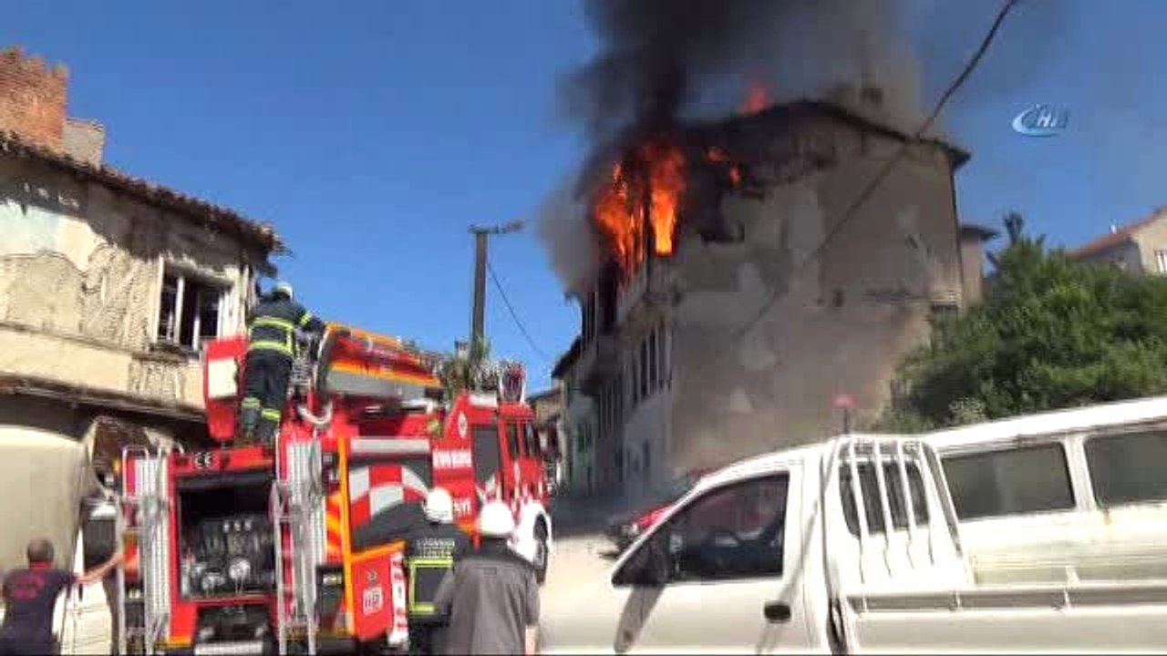 2 Tarihi Bina Yangında Kül Oldu