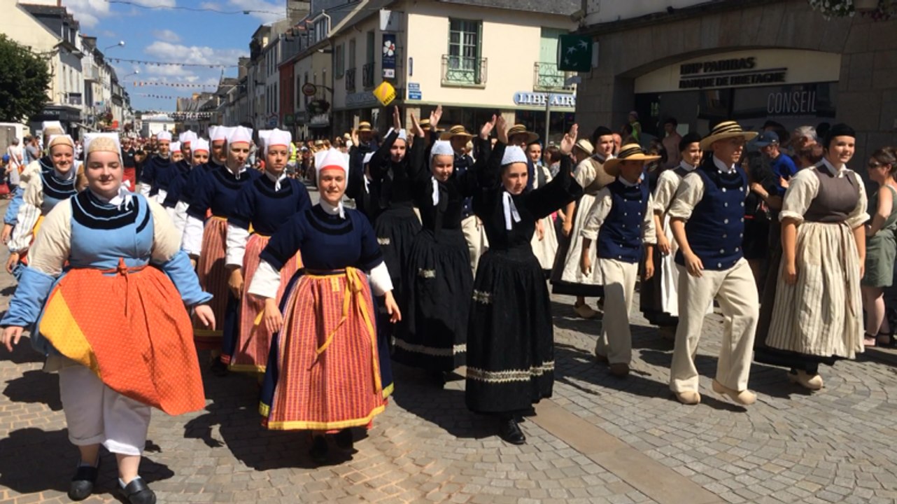 Sonnez bombardes ! Résonnez cornemuses ! Le Bagadañs de Carhaix bat son plein !