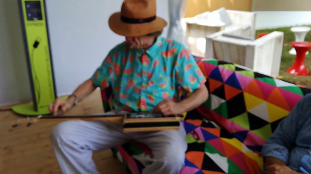 Watermelon Slim fait une démonstration sur une cigar box à Cognac Blues Passions