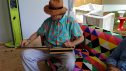 Watermelon Slim fait une démonstration sur une cigar box à Cognac Blues Passions