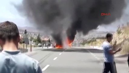 Elazığ Çarpışan Araçlar Alev Topuna Döndü