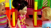 Niños para de dibujos animados de Barbie en el contrato de arrendamiento perdido juego de niñas de Rusia sobre las muñecas juguetes