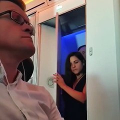 Apanhados a pinar no WC do aviao