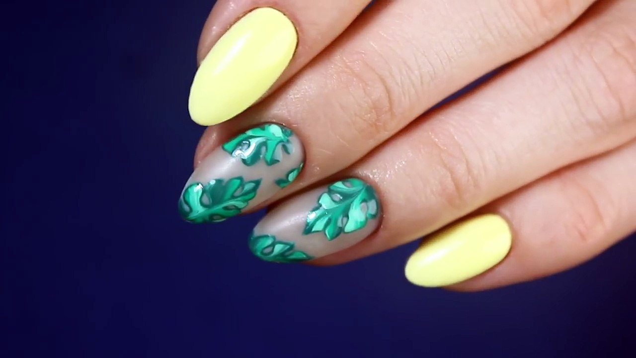 Летний маникюр тропики  Простой дизайн ногтей с пальмовыми листьями  Модный маникюр с рисунком гель