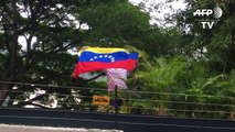 López, excarcelado, aparece ondeando la bandera venezolana