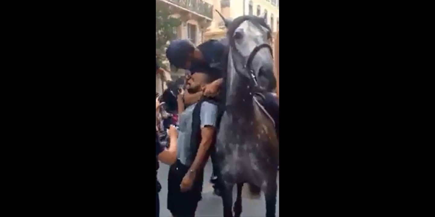 Un jeune se fait étrangler par un policier pour le menotter.