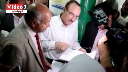 محافظ بنى سويف يعنف طاقم عمل وحدة صحية: "بذمتكم أنتم راضيين عن الخدمة؟"