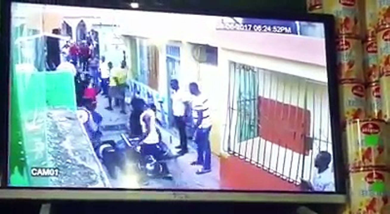 Matan civil en presencia de la Policia