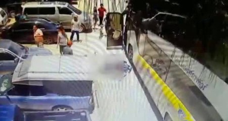 Yayaya Çarptıktan Sonra Yere Düşen Bisikletlinin Üstünden Otobüs Geçti