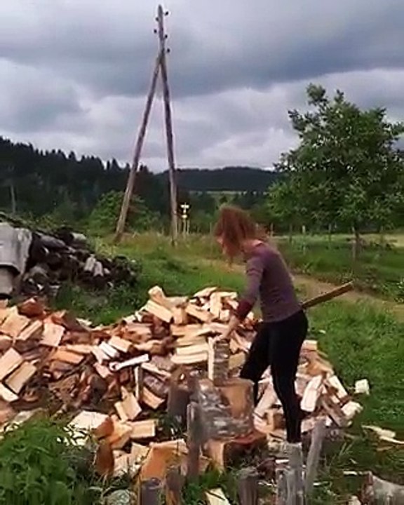 Tagujte prijateljicu koja cijepa drva