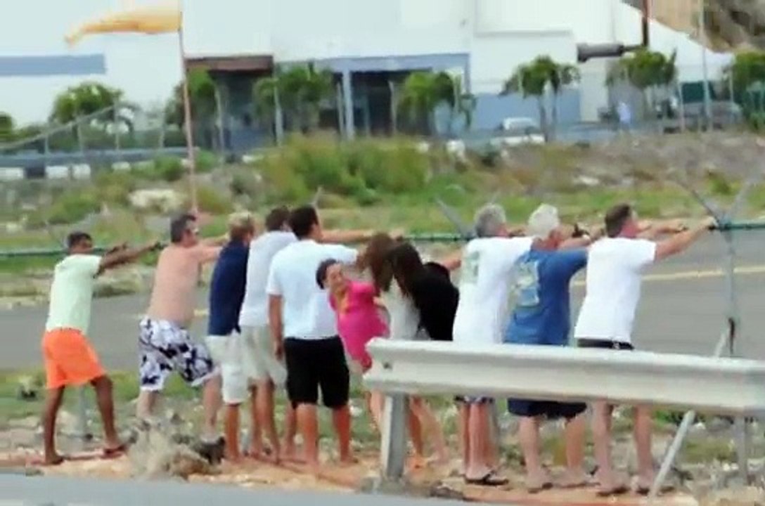 St. Maarten pesawat Jetblast gadis bikini