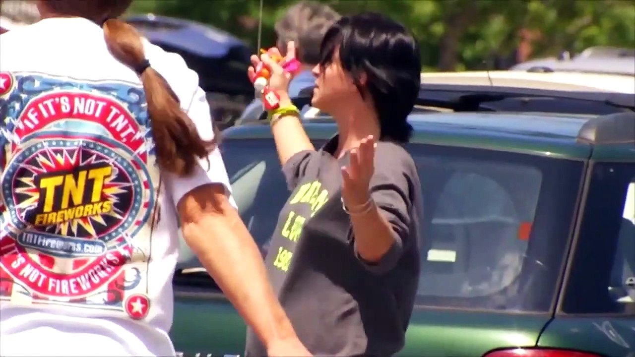 Une conductrice poursuit et écrase un voleur avec sa voiture