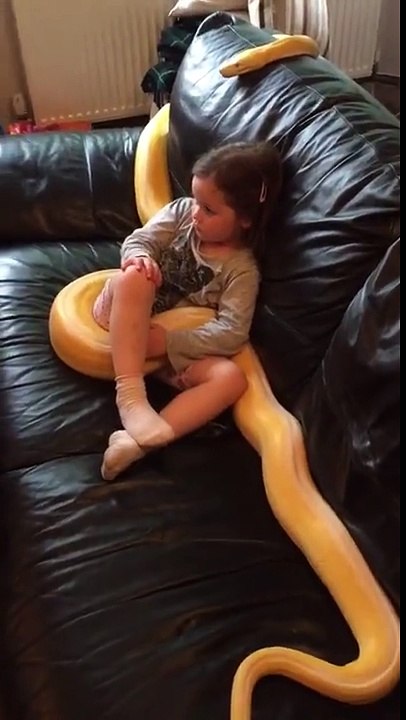 Elle regarde les dessins animés avec son ami, un Boa géant!