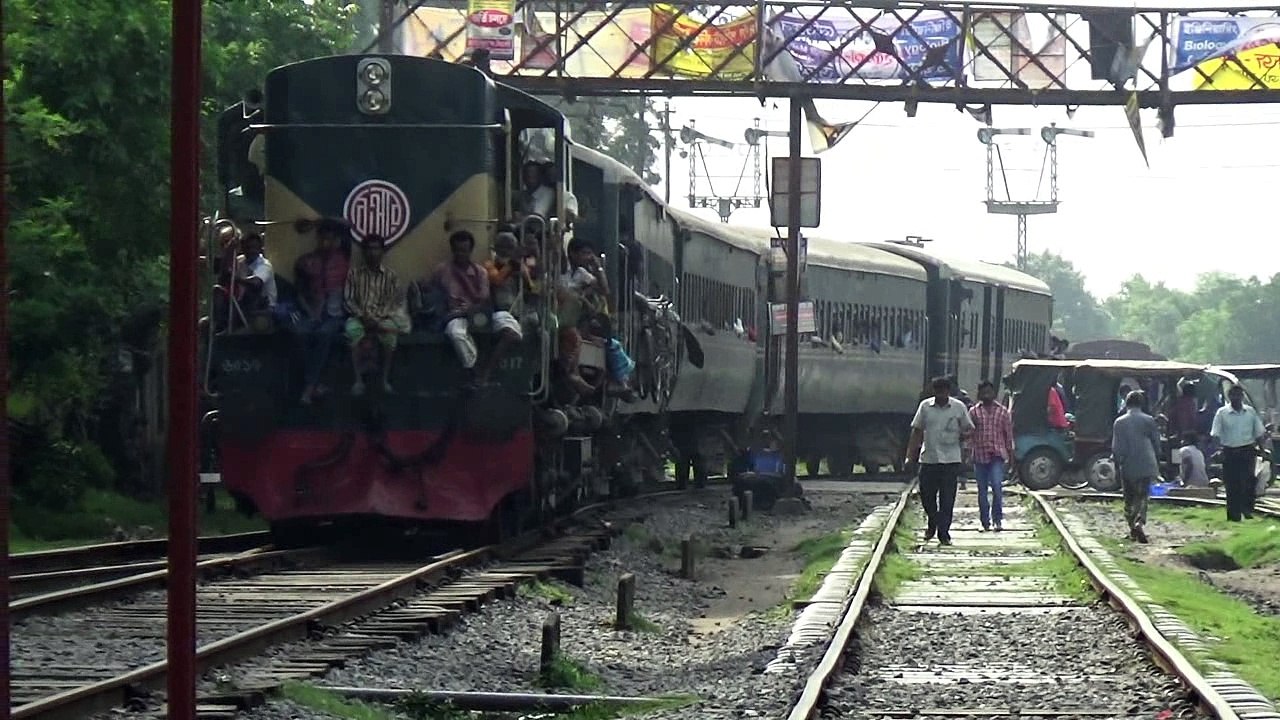 Local Train of Bangladesh Railway enrweing Rajbari Railway Station (Goalondo ghat to Poradaha Junction)