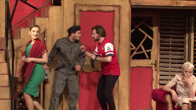 U shfaq premiera ''Zëra pas skene'' në teatrin e qytetit të Gjakovës - Lajme