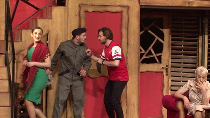U shfaq premiera ''Zëra pas skene'' në teatrin e qytetit të Gjakovës - Lajme