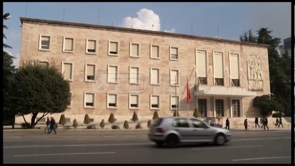 Ora News – Politika ngushëllime për Gjovalin Kadelin