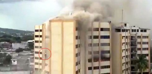 El Salvador'da Alevlerin Arasında Kalan Adam Aşağı Atladı