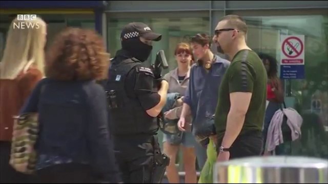 ULET NIVELI I ALARMIT NE BRITANI POR SIGURIA MBETET E LARTE SIDOMOS PER NDESHJET E FUNDJAVES LAJM