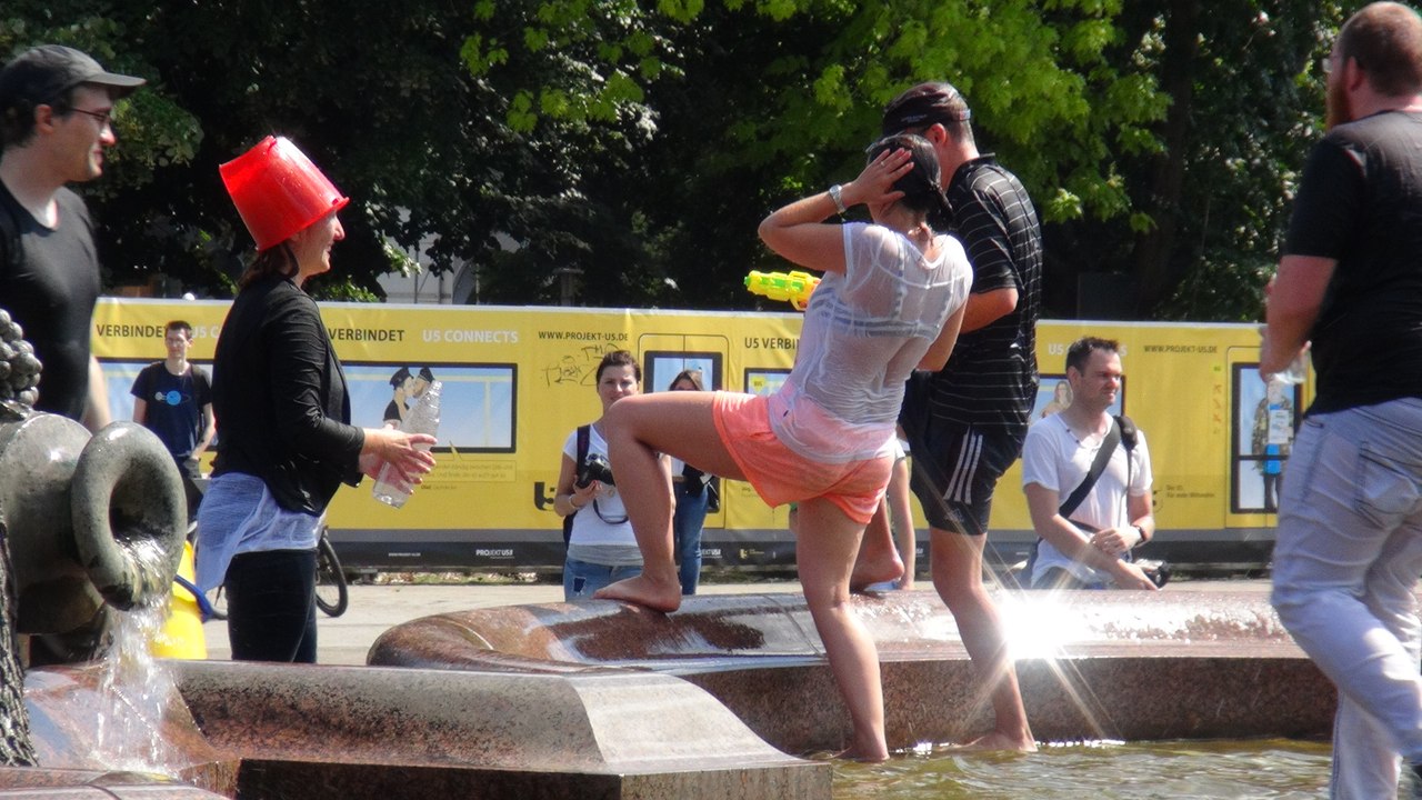 Wasserplanschen am Neptunbrunnen