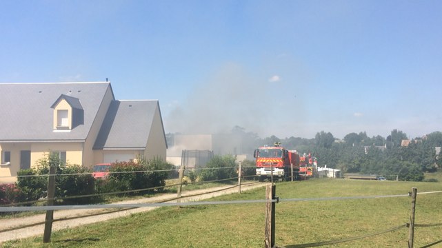 Un pavillon en feu, l'incendie est parti du garage