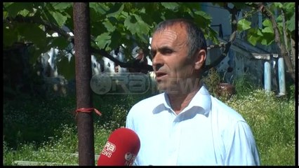 Ora News - Dëmtohen banesat nga rrëshqitjet e tokës, dy vëllezërit enden rrugëve