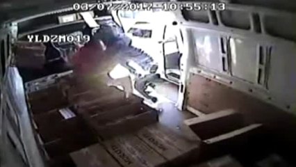 Sigara Dağıtım Aracını Soymak İsterken Polislerle Böyle Çatıştılar