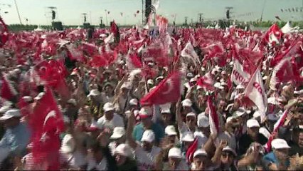 CHP'nin sunucusu Bozkurt; Maltepe Meydanı'nda bulunan 2 milyon kişiye sunuculuk yapıyorum