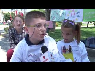 Fëmijët e Gjakovës për 1 qershor marshojnë nëpër rrugët e qytetit - Lajme