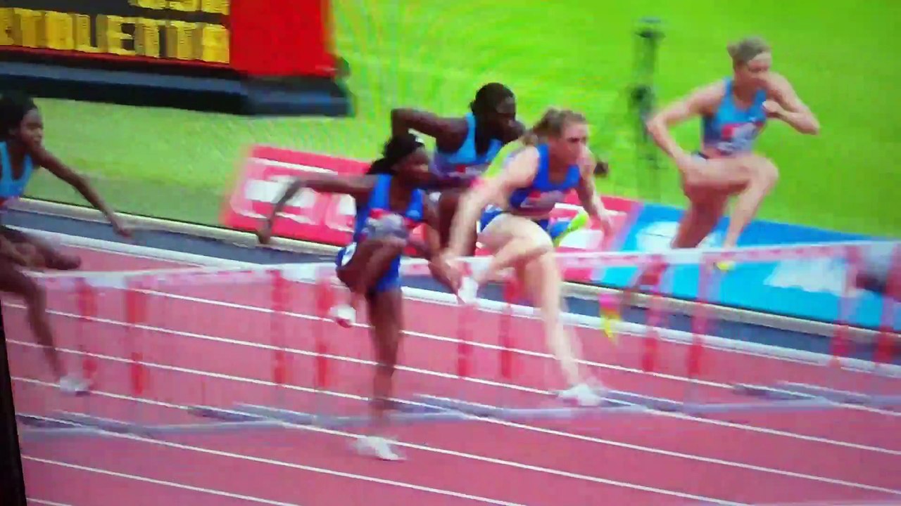 100m haies : Jasmin Strowers perd sa perruque sur une terrible chute