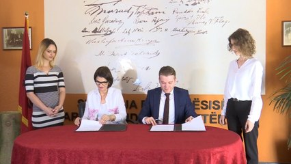 REport TV - Video-filmat e Enver Hoxhës dorëzohen në Arkivën e Shtetit