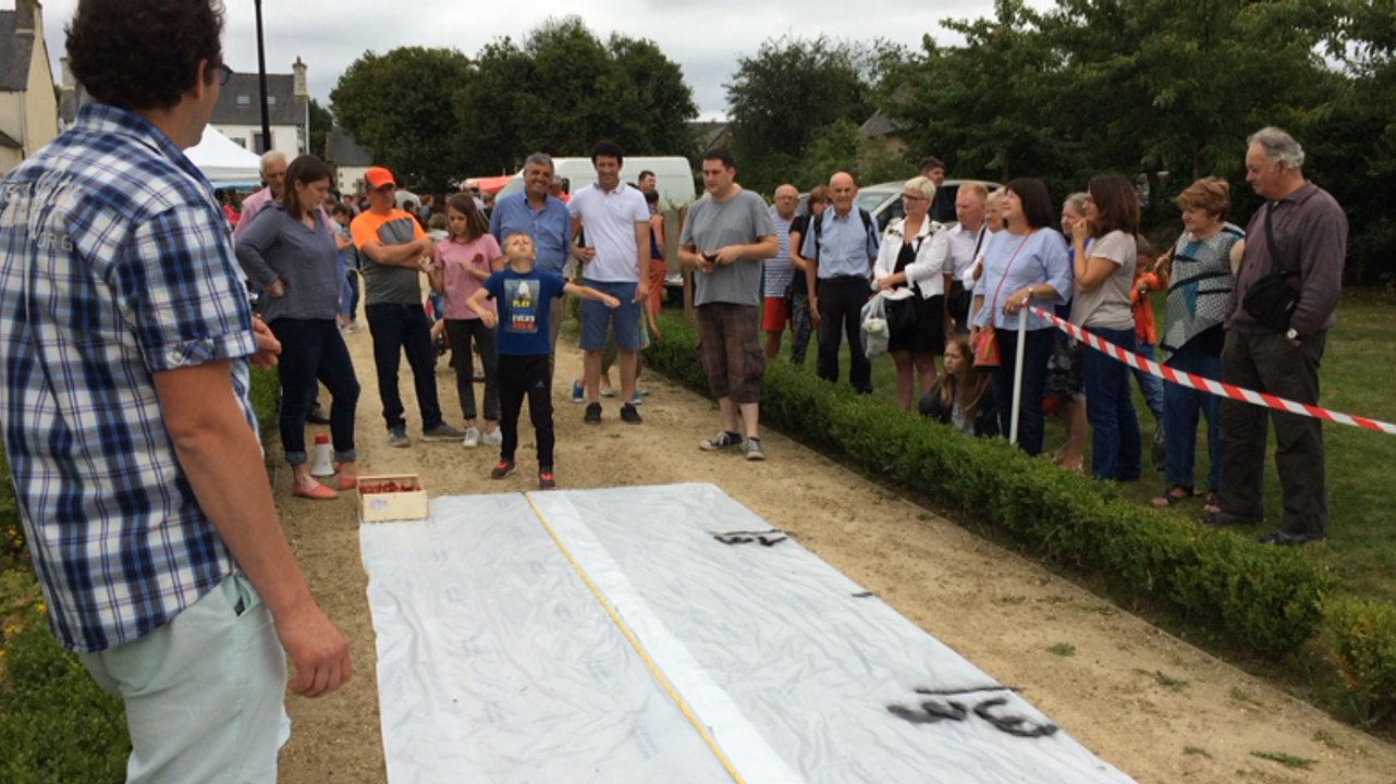 1er concours du cracher de noyau de cerise