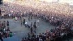 Des milliers de fans de metal se foncent dessus pendant un concert !! WALL OF DEATH