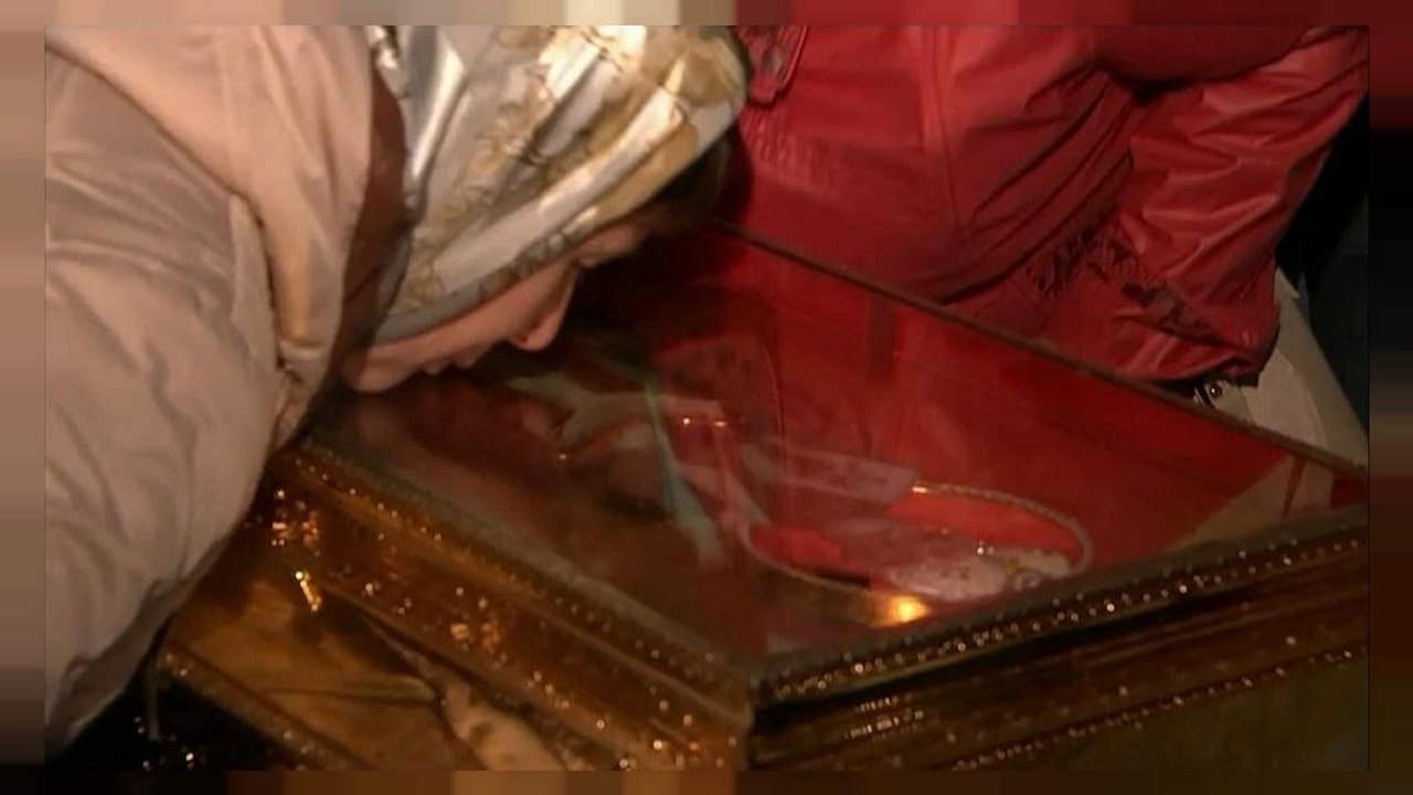 Moskau: küsse für den heiligen nikolaus