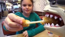 Детка ребенок большой укусы курица вскармливание фр фр фр счастливый макинтош Макдоналдс еда наггетсы домашнее животное акула игрушка |