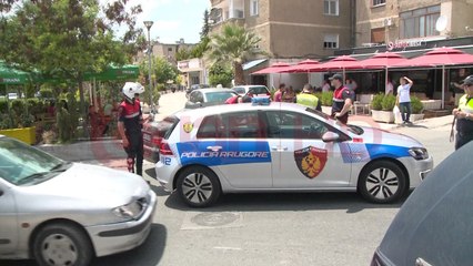 Goditi policin rrugor nën efektin e heroinës