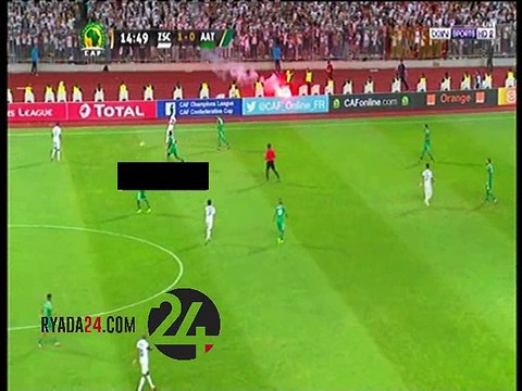 جماهير الزمالك تلقى بالشماريخ على ارض الملعب امام اهلى طرابلس