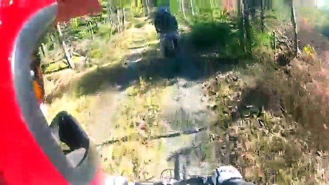 Deux cycliste victimes d'une chaîne au milieu d'un chemin de vélo populaire