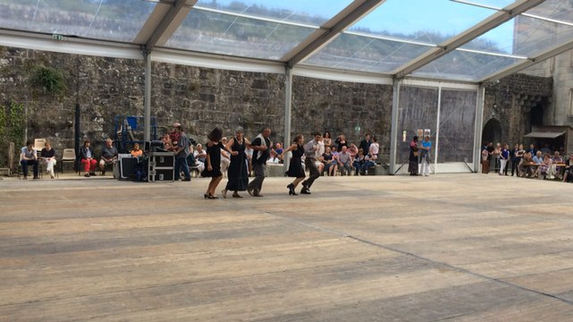 Le fest-noz fait danser les visiteurs sur une mazurka
