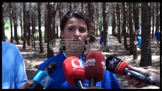Ora News - Nxënësit e shkollave aksion për pastrimin e pyllit të Vilunit në Velipojë