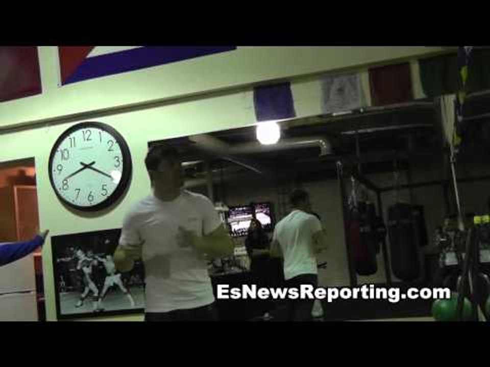 saul canelo alvarez shadow boxing in the gym - EsNews Boxing