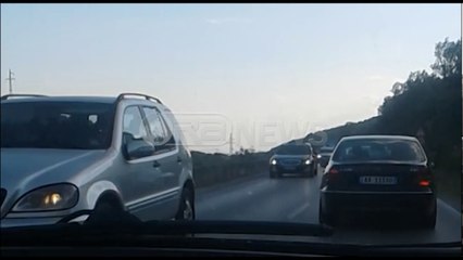 Download Video: Ora News – Aksidenti paralizon trafikun në Fier-Levan, rradhë kilometrike