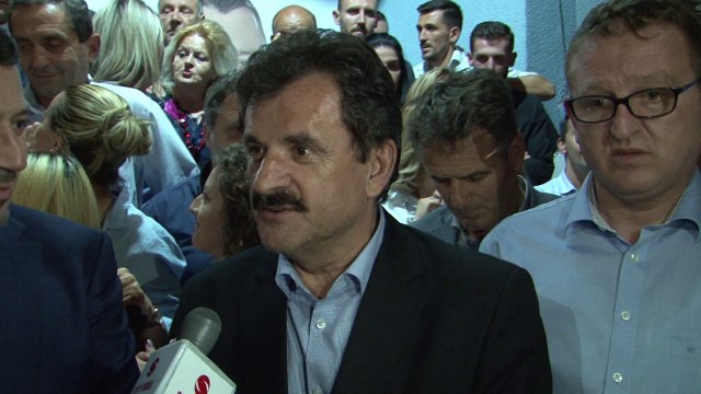 Simpatizantë të koalicionit PDK, AAK, dhe Nisma festojnë në Gjakovë - Lajme